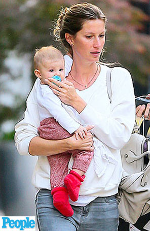 Gisele Bündchen endireita chupeta da filha durante passeio