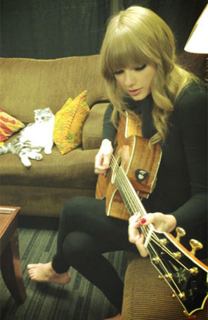 Taylor Swift achou <i>brilhante</i> vídeo da cabra cantando <i>I Knew You Were Trouble</i>