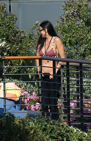 Demi Moore exibe boa forma em biquíni, veja a foto!
