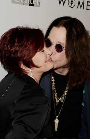 Sharon e Ozzy Osbourne se reconciliam e se beijam no tapete vermelho
