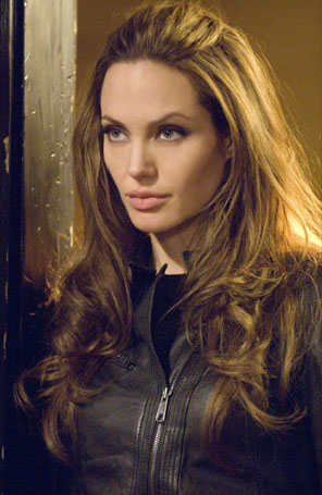 Angelina Jolie interpretará a própria mãe em cinebiografia, saiba mais!