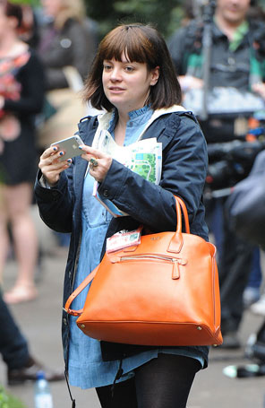 Lily Allen é flagrada sem maquiagem e com novo corte de cabelo, veja a foto!