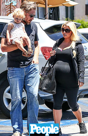 Jessica Simpson revela barrigão em passeio com a família