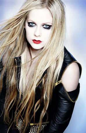 Avril Lavigne diz que já tem o vestido de noiva