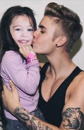 Miley Cyrus aparece no colo de Justin Bieber em montagem postada pela cantora