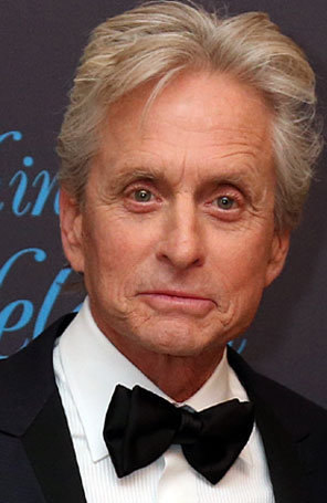Michael Douglas chora ao lembrar da luta contra o câncer no <i>Festival de Cannes</i>