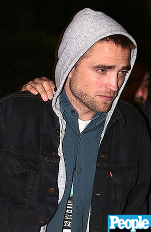 Robert Pattinson sai com morena após ver mensagem do ex para Kristen