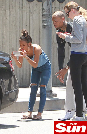 Chris Brown bate o carro ao lado da ex, veja a foto!
