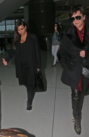 Kim Kardashian voa com Kris Jenner para Paris para fazer compras para o bebê