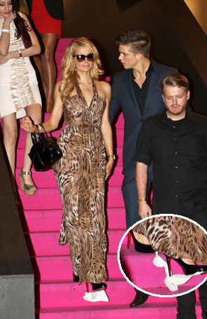 Paris Hilton deixa balada em Cannes com papel higiênico grudado no sapato