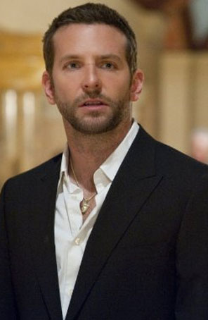 Bradley Cooper faltou em festa do <i>Oscar</i> porque rasgou as calças e estava sem cueca