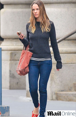 Hilary Swank deixa spa sem maquiagem, veja a foto!