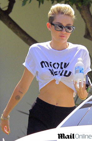 Com blusa levantada, Miley Cyrus exibe boa forma, veja aqui!