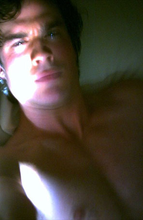 Ian Somerhalder posta foto sem camisa e na cama com Nina Dobrev