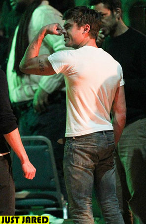 Zac Efron mostra os músculos no <i>set</i> de novo filme