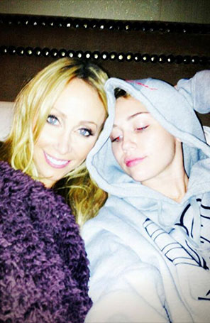 Miley Cyrus passa dia com a mãe