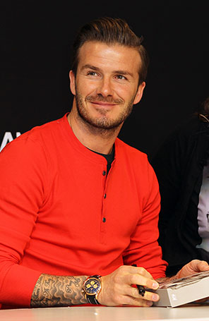 David Beckham participa de sessão de autógrafos em cuecas