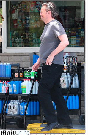 Matthew Perry aparece mais cheinho em passeio