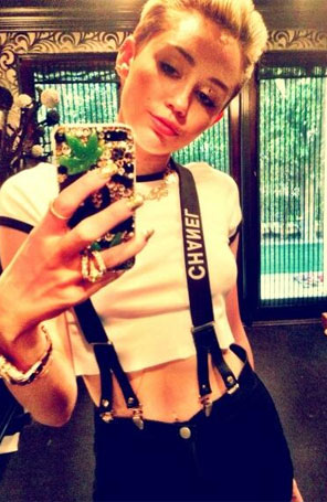 Miley Cyrus usa suspensórios da <i>Chanel</i>