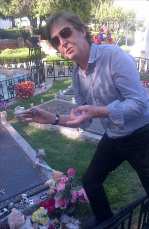 Paul McCartney deixa palheta no túmulo de Elvis Presley para ele tocar guitarra no céu