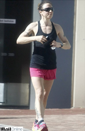 Exibindo os braços musculosos, Mel C pratica corrida na Austrália