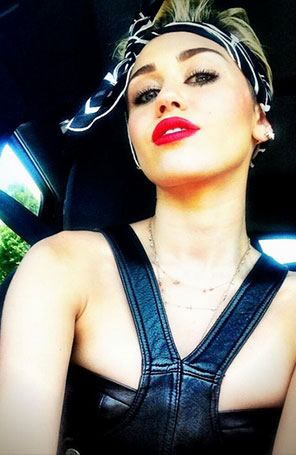 Miley Cyrus usa vestido de couro e lenço da <i>Chanel</i>