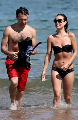Olivia Wilde exibe as curvas na praia, veja a foto!