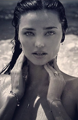 Miranda Kerr faz <i>topless</i> para divulgar linha de cosméticos