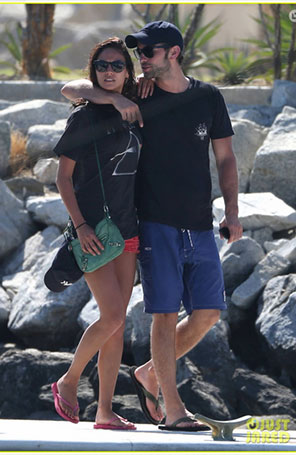 Chace Crawford curte o feriado trocando carinhos com a namorada