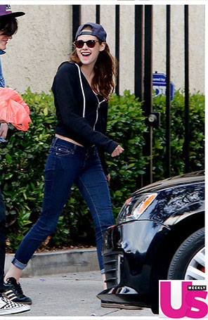 Kristen Stewart aparece sorridente após término de namoro com Robert Pattinson