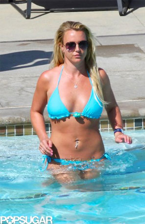 De biquíni, Britney Spears revela a boa forma ao lado do namorado