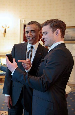 Barack Obama olha celular de Justin Timberlake. Entenda!