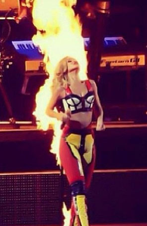 Rihanna <i>pega fogo</i> em <i>show</i> da sua turnê