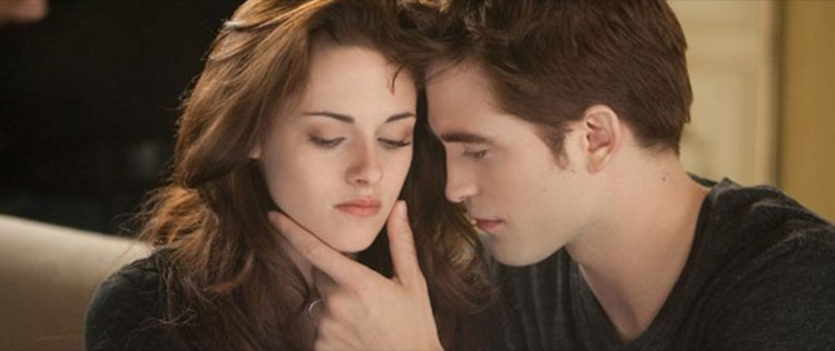 Mãe de Robert Pattinson não queria que ele voltasse com Kristen Stewart