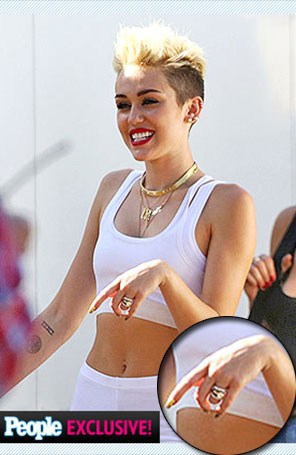 Em meio a rumores de término de noivado, Miley Cyrus é vista usando aliança