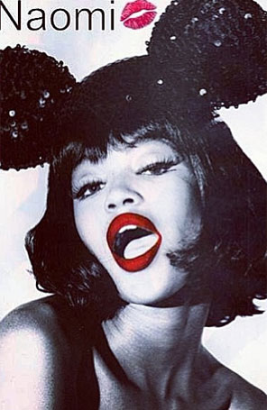Naomi Campbell usa orelha de Minnie Mouse em foto. Veja!