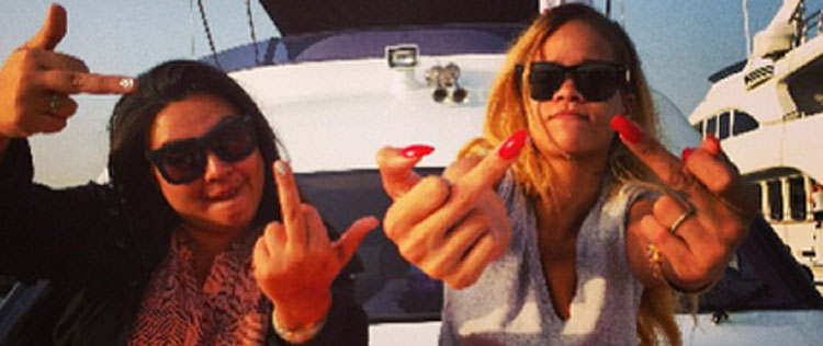 Rihanna faz gesto obsceno e posta foto no <i>Instagram</i>