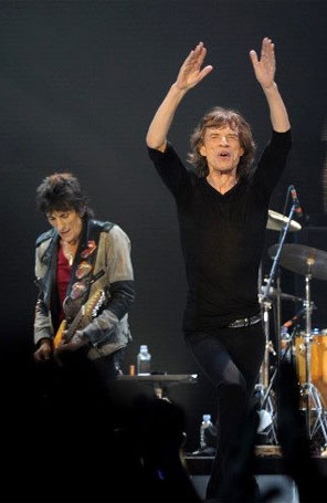 Namorada de Mick Jagger diz para ele ajudar Ronnie Wood a se vestir melhor