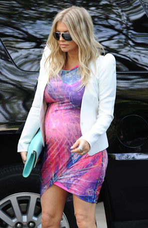 Fergie revela barrigão ao comparecer a um chá de bebê