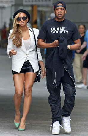 Com <i>shorts</i> curtíssimos, Beyoncé vai ao cinema com Jay-Z