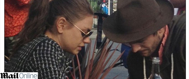 Ashton Kutcher e Mila Kunis passam despercebidos em bar