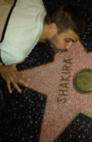 Gerard Piqué se declara e beija a calçada por Shakira, entenda!