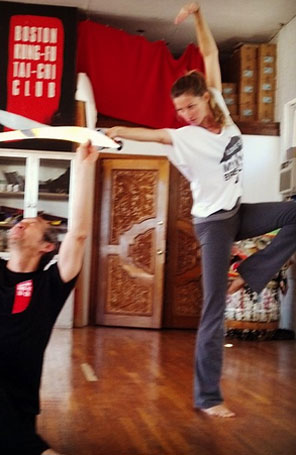 Gisele Bündchen divulga foto em que aparece lutando <i>Kung Fu</i>
