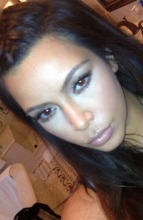 Kim Kardashian afirma estar dividida entre sua mãe e Kanye West