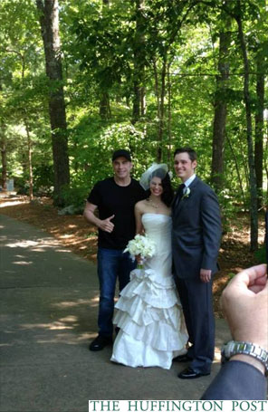 John Travolta conhece casal em bar e vai ao casamento deles no dia seguinte