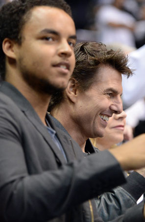Tom Cruise assiste partida de hóquei com o filho
