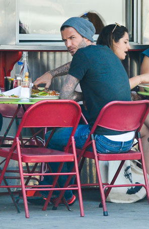 David Beckham almoça em restaurante simples e deixa a cueca à mostra