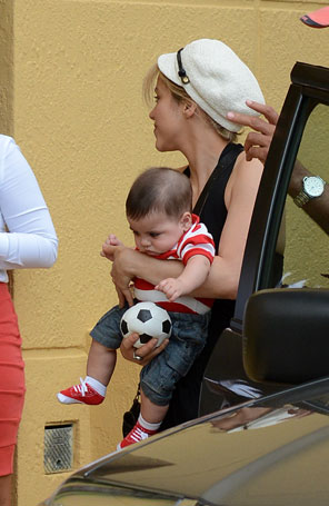 Shakira leva o filho Milan visitar o pai com uma bola de futebol