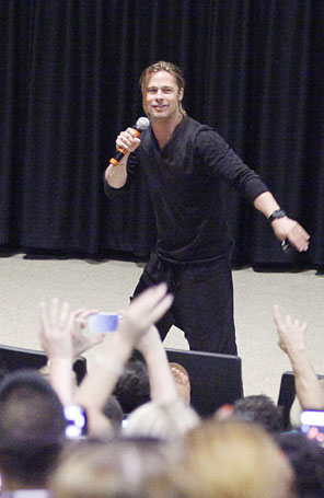Brad Pitt surpreende fãs com aparição em sala de cinema