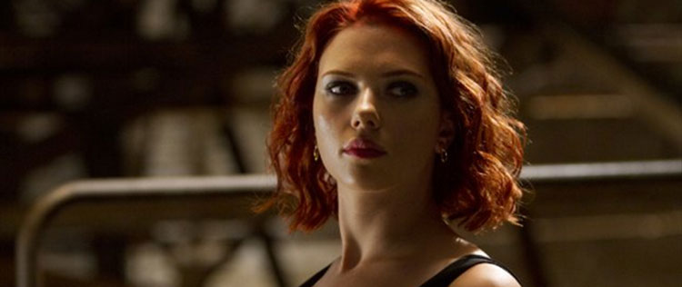 Scarlett Johansson vai processar editora por usar seu nome em livro